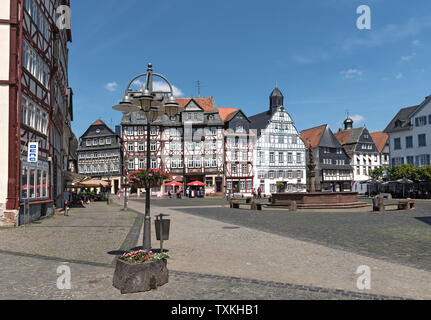 Die Menschen auf dem Marktplatz in der Altstadt von Butzbach Deutschland Stockfoto