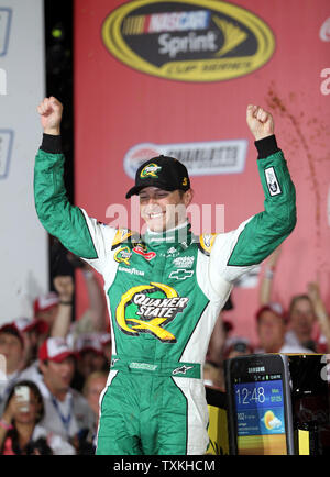 Kasey Kahne feiert den Gewinn der Coca-cola 600 NASCAR Rennen auf dem Charlotte Motor Speedway in Concord, North Carolina am 27. Mai 2012. UPI/Nell Redmond. Stockfoto