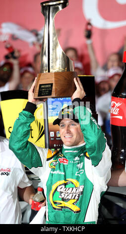 Kasey Kahne hebt seine Trophäe als er feiert den Gewinn der Coca-cola 600 NASCAR Rennen auf dem Charlotte Motor Speedway in Concord, North Carolina am 27. Mai 2012. UPI/Nell Redmond. Stockfoto