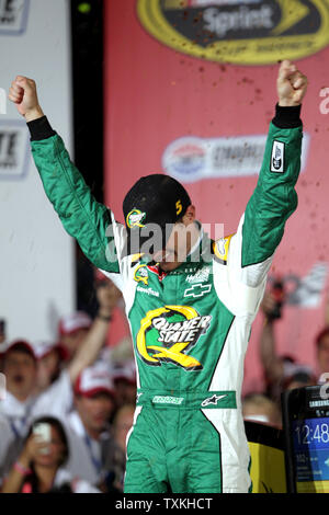 Kasey Kahne feiert den Gewinn der Coca-cola 600 NASCAR Rennen auf dem Charlotte Motor Speedway in Concord, North Carolina am 27. Mai 2012. UPI/Nell Redmond. Stockfoto