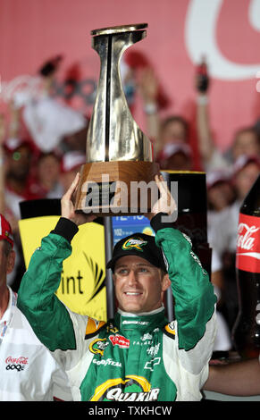 Kasey Kahne hebt seine Trophäe als er feiert den Gewinn der Coca-cola 600 NASCAR Rennen auf dem Charlotte Motor Speedway in Concord, North Carolina am 27. Mai 2012. UPI/Nell Redmond. Stockfoto