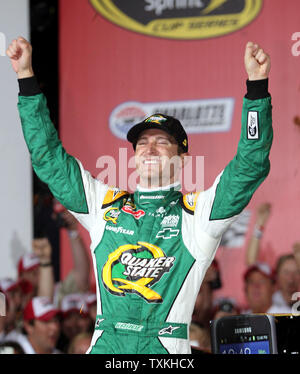 Kasey Kahne feiert den Gewinn der Coca-cola 600 NASCAR Rennen auf dem Charlotte Motor Speedway in Concord, North Carolina am 27. Mai 2012. UPI/Nell Redmond. Stockfoto