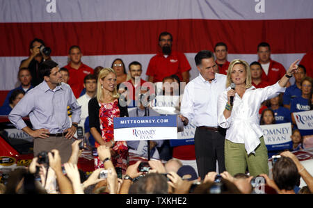 Republikanische Kandidatin Paul Ryan, Links, und Frau Janna und der republikanische Präsidentschaftskandidat Mitt Romney hören wie Ann Romney während einer Mitt Romney Kampagne Anschlag in Mooresville, North Carolina am 12. August 2012 spricht. UPI/Nell Redmond. Stockfoto