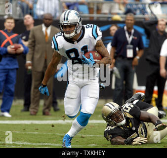 Carolina Panthers wide receiver Kealoha Pilares bricht mit der New Orleans Saints linebacker Curtis Loftin in der zweiten Jahreshälfte ein NFL Spiel in Charlotte, North Carolina am 16. September 2012. UPI/Nell Redmond. Stockfoto