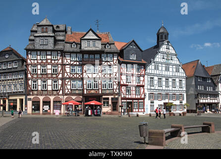 Die Menschen auf dem Marktplatz in der Altstadt von Butzbach Deutschland Stockfoto