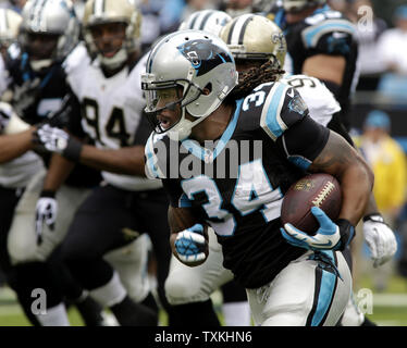 Carolina Panthers zurück laufen DeAngelo Williams läuft für eine erste nach unten gegen die New Orleans Saints im ersten Quartal an der Bank von Amerika Stadium in Charlotte, North Carolina am 22. Dezember 2013. UPI/Nell Redmond Stockfoto