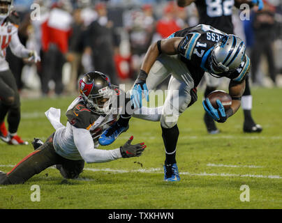 Carolina Panthers wide receiver Devin Funchess, rechts, Pausen, frei von Tampa Bay Buccaneers cornerback Johnthan Banken ein Touchdown in der zweiten Hälfte einer NFL Football Spiel an der Bank von Amerika Stadium in Charlotte, North Carolina am 3. Januar 2016. Carolina gewonnen 38-10. UPI/Nell Redmond. Stockfoto