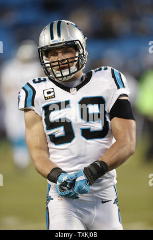 Carolina Panthers linebacker Lukas Kuechly erwärmt, bevor das NFC Championship Fußball Spiel gegen die Arizona Cardinals an der Bank von Amerika Stadium in Charlotte, North Carolina am 24. Januar 2016. Foto von Brian Westerholt/UPI Stockfoto