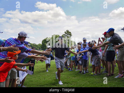 Jordanien Spieth grüßt Fans als er weg geht das 15. Grün während eine Praxis, die an den PGA Meisterschaft 2017 an der Wachtel-Höhle Club in Charlotte, North Carolina am 9. August 2017. Foto von Nell Redmond/UPI Stockfoto