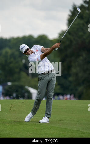 Adam Scott schlägt seinen zweiten Schuß auf der neunten Fahrrinne während der ersten Runde der PGA Championship 2017 an der Wachtel-Höhle Club in Charlotte, North Carolina am 10. August 2017. Foto von Nell Redmond/UPI Stockfoto