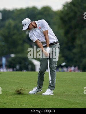 Adam Scott schlägt seinen zweiten Schuß auf der neunten Fahrrinne während der ersten Runde der PGA Championship 2017 an der Wachtel-Höhle Club in Charlotte, North Carolina am 10. August 2017. Foto von Nell Redmond/UPI Stockfoto