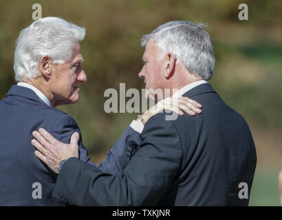 Der ehemalige Präsident Bill Clinton, Links, umfasst Franklin Graham, Sohn des Evangelisten Billy Graham an der Billy Graham Library in Charlotte, North Carolina am 27. Februar 2018. Billy Graham starb am 21. Februar 2018. Foto von Nell Redmond/UPI Stockfoto