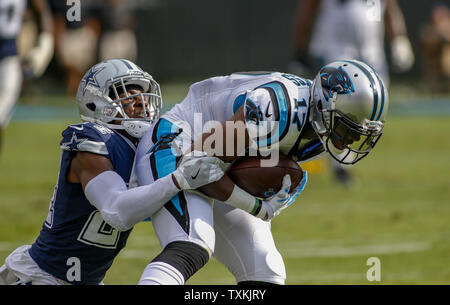 Carolina Panthers wide receiver Devin Funchess, rechts, kämpft für Werften, da er durch die Dallas Cowboys cornerback Chidobe Awuzie in der ersten Hälfte eines NFL Football Spiel in Charlotte, North Carolina am 9. September 2018 in Angriff genommen wird. Foto von Nell Redmond/UPI. Stockfoto