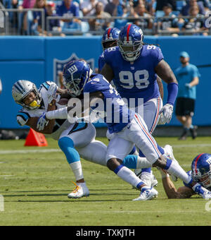 Carolina Panthers wide receiver DJ Moore von New York Giants cornerback Curtis Riley in der ersten Hälfte eines NFL Football Spiel in Charlotte, North Carolina am 7. Oktober 2018 angetrieben wird. Foto von Nell Redmond/UPI. Stockfoto