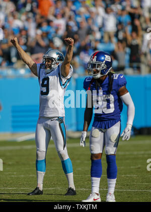 Carolina Panthers Ort kicker Graham Gano reagiert, nachdem das Treten einer gewinnenden Feld Ziel in den letzten Sekunden, als New York Giants cornerback Janoris Jenkins sieht in der zweiten Hälfte einer NFL Football Spiel in Charlotte, North Carolina am 7. Oktober 2018. Carolina gewonnen 33-31. Foto von Nell Redmond/UPI Stockfoto
