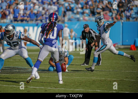 Carolina Panthers Ort kicker Graham Gano tritt ein 63-yard Field Goal in den letzten Sekunden zu sichern, ein Sieg gegen die New York Giants in der zweiten Hälfte einer NFL Football Spiel in Charlotte, North Carolina am 7. Oktober 2018. Carolina gewonnen 33-31. Foto von Nell Redmond/UPI Stockfoto