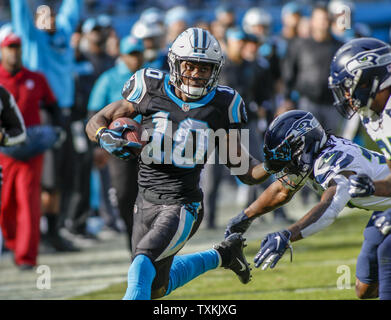 Carolina Panthers wide receiver Curtis Samuel (10) kämpft für Yards gegen die Seattle Seahawks Verteidigung in der ersten Hälfte eines NFL Football Spiel in Charlotte, North Carolina am 25. November 2018. Foto von Nell Redmond/UPI. Stockfoto