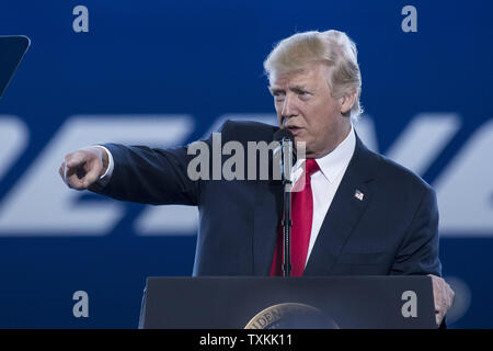 Präsident Donald Trump Adressen Mitarbeiter an das Debüt der neuen Boeing 787-10 Dreamliner Flugzeugen Boeing Fabrik in North Charleston, SC am 17. Februar 2016. Der Besuch findet zwei Tage nach dem Arbeiter an der South Carolina Pflanze gestimmt, gewerkschaftliche Vertretung abzulehnen, in einem Staat, wo Trumpf gewann handlich. Foto von Richard Ellis/UPI Stockfoto