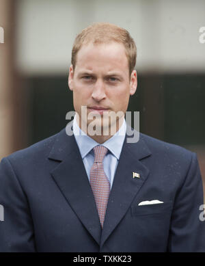 Prinz William hört auf Premier Ghiz, wie er und seine Frau Kate, der Herzog und die Herzogin von Cambridge, besuchen Province House während ihrer Royal tour in Charlottetown, Prince Edward Island, 4. Juli 2011 sprechen. UPI/Heinz Ruckemann Stockfoto