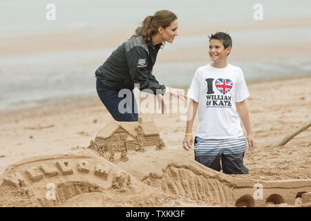 Kate spricht mit einem Jugend Aufbau einer Sandcastle als Sie und Prinz William, der Herzog und die Herzogin von Cambridge, besuchen Sie den Strand von dalvay By-The-Sea während Ihrer royal Tour in der Nähe von Charlottetown, Prince Edward Island, 4. Juli 2011. UPI/Heinz Ruckemann Stockfoto