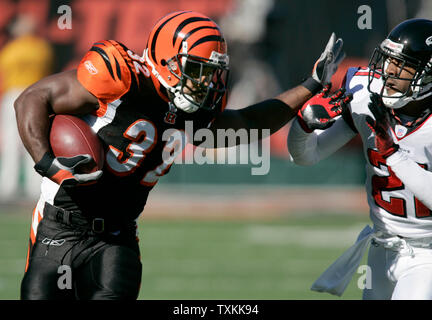 Cincinnati Bengals zurück läuft, Rudi Johnson (32) steif-arme Atlanta Falcons cornerback DeAngelo Hall (21), Paul Brown Stadium in Cincinnati am 29. Oktober 2006. (UPI Foto/Markierung Cowan) Stockfoto