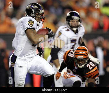 Baltimore Ravens zurück läuft Jamal Lewis (31) bricht Vergangenheit Cincinnati Bengals Sicherheit Dexter Jackson (28) Für einen ersten Abstieg bei Paul Brown Stadium in Cincinnati, November 30, 2006. (UPI Foto/Markierung Cowan) Stockfoto