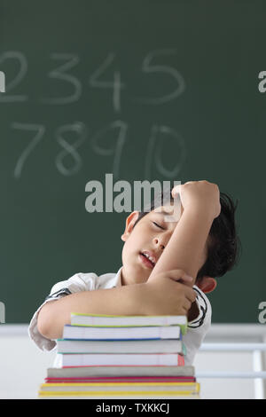Schüler Nickerchen in einem Klassenzimmer Stockfoto