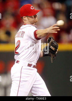 Cincinnati Reds shortstop Zack Cozart (2) wirft aus San Francisco Giants catcher Buster Posey 28 Im siebten Inning von Spiel 3 ihrer NL gg Endspiele an Great American Ball Park in Cincinnati, OH, die am 9. Oktober 2012. UPI/Mark Cowan Stockfoto