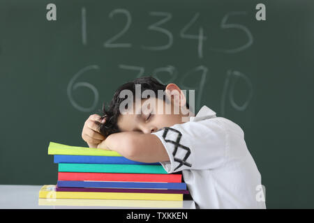 Schüler Nickerchen in einem Klassenzimmer Stockfoto