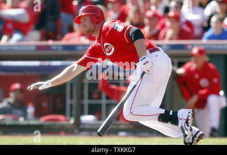 Cincinnati Reds shortstop Zack Cozart fliegt im dritten Inning von Spiel 5 der NL GG-Endspiel gegen die San Francisco Giants at Great American Ball Park in Cincinnati, Ohio, am 11. Oktober 2012. UPI/Mark Cowan Stockfoto