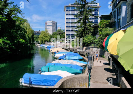 Schanzengraben Promenade mit überdachte Boote und bunten Sonnenschirmen an Cafe Bar Le Raymond Bar, Zürich. Stockfoto