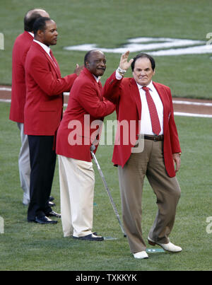 Ehemalige Cincinnati Reds Pet Rose (R) Wellen auf die Menge, als Joe Morgan (C) und Barry Larkin (L) Blick auf vor dem Start der 86th All-Star-Spiel an der Great American Ball Park in Cincinnati, Ohio am 14. Juli 2015. Foto von John Sommers II/UPI Stockfoto