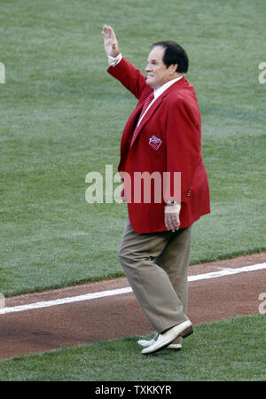 Ehemalige Cincinnati Reds Pete Rose Wellen der Menge, die vor dem Start der 86th All-Star-Spiel an der Great American Ball Park in Cincinnati, Ohio am 14. Juli 2015. Foto von John Sommers II/UPI Stockfoto