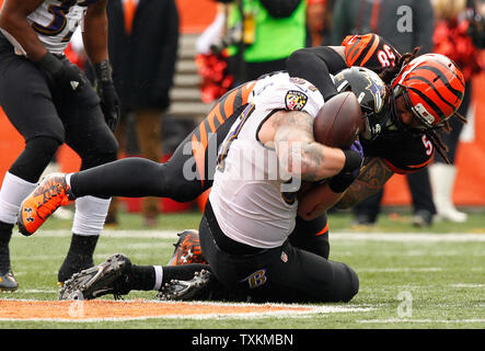 Cincinnati Bengals' Rey Maualuga (58) packt Baltimore Ravens festes Ende Maxx Williams (87) in der ersten Hälfte des Spiels an Paul Brown Stadium in Cincinnati, Ohio, am 3. Januar 2016. Foto von John Sommers II/UPI Stockfoto