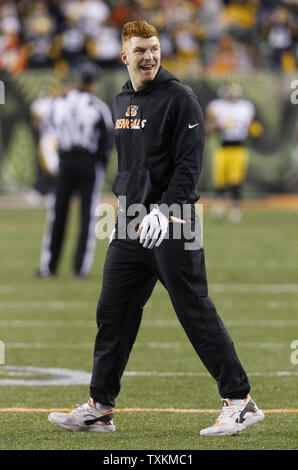Cincinnati Bengals verletzte quarterback Andy Dalton Spaziergänge auf dem Feld während Warm-ups vor dem thier NFL Wild Card runde Spiel gegen die Pittsburgh Steelers in Paul Brown Stadium in Cincinnati, Ohio, 9. Januar 2016. Foto von John Sommers II/UPI Stockfoto
