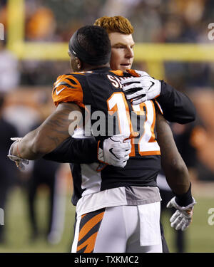 Cincinnati Bengals verletzte quarterback Andy Dalton (L) Umarmungen Mohamed Sanu (12) auf dem Gebiet der Warm-ups vor der NFL Wild Card runde Spiel gegen die Pittsburgh Steelers in Paul Brown Stadium in Cincinnati, Ohio, 9. Januar 2016. Foto von John Sommers II/UPI Stockfoto