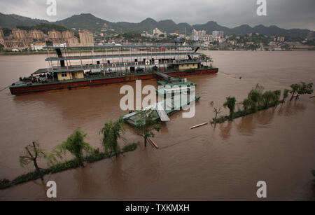 Eine Chinesische riverboat Dock bleibt - weg von den Banken von einem geschwollenen Fluss Yangtze in Chongqing August 23, 2010. Die sintflutartigen Überschwemmungen vom Sommer Regen, die mindestens 700 Menschen und vertriebenen Millionen getötet hat, ist die schlimmste China hat in mehr als einem Jahrzehnt erlitten. UPI/Stephen Rasierer Stockfoto