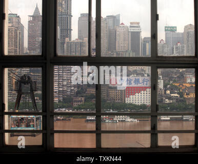 Sowohl die alten als auch die neuen Wohn- und Gewerbegebieten für die Raumfahrt in Chongqing August 27, 2010 konkurrieren. Chongqing Gemeinde, einer von nur vier in China, mit einer Bevölkerung von derzeit 32 Millionen hat die am schnellsten wachsenden städtischen Zentrum auf der Erde. UPI/Stephen Rasierer Stockfoto