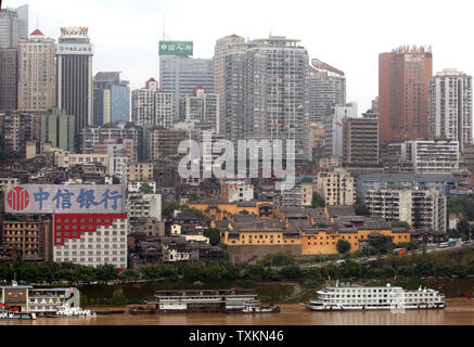 Sowohl die alten als auch die neuen Wohn- und Gewerbegebieten für die Raumfahrt in Chongqing August 27, 2010 konkurrieren. Chongqing Gemeinde, einer von nur vier in China, mit einer Bevölkerung von derzeit 32 Millionen hat die am schnellsten wachsenden städtischen Zentrum auf der Erde. UPI/Stephen Rasierer Stockfoto