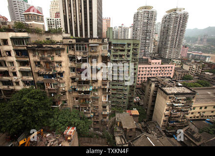 Sowohl die alten als auch die neuen Wohn- und Gewerbegebieten für die Raumfahrt in Chongqing August 27, 2010 konkurrieren. Chongqing Gemeinde, einer von nur vier in China, mit einer Bevölkerung von derzeit 32 Millionen hat die am schnellsten wachsenden städtischen Zentrum auf der Erde. UPI/Stephen Rasierer Stockfoto