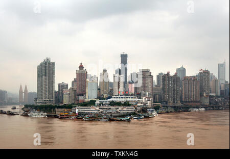 Sowohl die alten als auch die neuen Wohn- und Gewerbegebieten für die Raumfahrt in Chongqing August 27, 2010 konkurrieren. Chongqing Gemeinde, einer von nur vier in China, mit einer Bevölkerung von derzeit 32 Millionen hat die am schnellsten wachsenden städtischen Zentrum auf der Erde. UPI/Stephen Rasierer Stockfoto