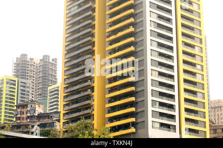 Sowohl die alten als auch die neuen Wohn- und Gewerbegebieten für die Raumfahrt in Chongqing August 27, 2010 konkurrieren. Chongqing Gemeinde, einer von nur vier in China, mit einer Bevölkerung von derzeit 32 Millionen hat die am schnellsten wachsenden städtischen Zentrum auf der Erde. UPI/Stephen Rasierer Stockfoto