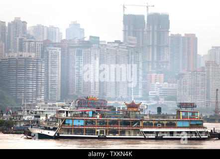 Sowohl die alten als auch die neuen Wohn- und Gewerbegebieten für die Raumfahrt in Chongqing August 27, 2010 konkurrieren. Chongqing Gemeinde, einer von nur vier in China, mit einer Bevölkerung von derzeit 32 Millionen hat die am schnellsten wachsenden städtischen Zentrum auf der Erde. UPI/Stephen Rasierer Stockfoto