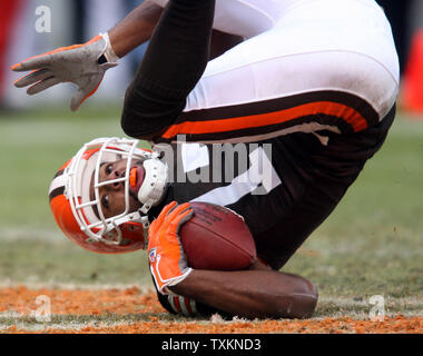 Cleveland Browns wide receiver Braylon Edwards (17) fällt in die Endzone für einen Touchdown im zweiten Viertel gegen die Jacksonville Jaguars Dez. 4, 2005 an der Cleveland Browns Stadium. Edwards zählte beide Touchdowns das Braun' in der ersten Hälfte gegen die Jaguare. (UPI Foto/Scott R. Galvin) Stockfoto