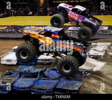 Monster Trucks Samson, angetrieben von Dan Patrick und Minimizer, angetrieben von Marc McDonald, Gegeneinander während der Rennen teil der Veranstaltung in der Monster Truck Jam in der Quicken Loans Arena in Cleveland am 16. Februar 2007. Grave Digger, angetrieben von Rod Schmidt, gewann den ersten Platz für alle Veranstaltungen. (UPI Foto/Stephanie Krell) Stockfoto