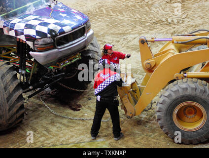 Der Stapler Rap Attack, angetrieben von David C. Rappach, bricht eine Vorderachse während der ersten Veranstaltung "Wheelies', und ist aus dem Wettbewerb für den Rest der Show auf der Monster Truck Jam in der Quicken Loans Arena in Cleveland am 16. Februar 2007. (UPI Foto/Stephanie Krell) Stockfoto