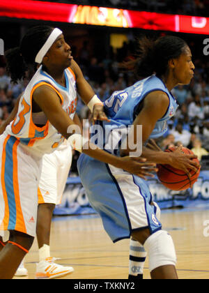 North Carolina Tar Heels Rashanda McCants (32) ist durch Tennessee Lady Vols Alberta Auguste (33), um zu versuchen, den Ball an der NCAA Final Four Meisterschaft Halbfinale der Frauen zu stehlen ergriff - Finale der Quicken Loans Arena in Cleveland, Ohio, April 1, 2007. Die Tennessee Dame Vols besiegten die North Carolina Tar Heels 56-50. (UPI Foto/Stephanie Krell) Stockfoto