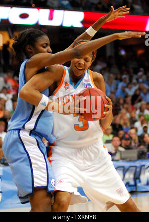 North Carolina Tar Heels LaToya Pringle (L) Hacks bei Tennessee Lady Vols Candace Parker (3) Für ein Foul an NCAA Final Four Meisterschaft Halbfinale der Frauen - Finale der Quicken Loans Arena in Cleveland, Ohio am 1. April 2007. Die Tennessee Dame Vols besiegten die North Carolina Tar Heels 56-50. (UPI Foto/Stephanie Krell) Stockfoto