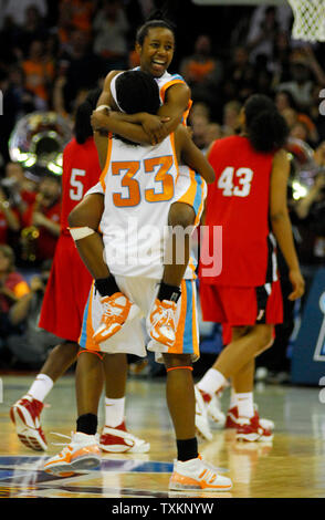 Die Rutgers Scarlet Knights Spaziergang niedergeschlagen als Tennessee Lady Vols Alberta Auguste (33) hebt Shannon Bobbitt in Angeregten nach dem Gewinn der NCAA Final Four Meisterschaft an der Quicken Loans Arena in Cleveland, Ohio, April 3, 2007. Die Tennessee Dame Vols besiegten die Rutgers Scarlet Knights 59-46. (UPI Foto/Stephanie Krell) Stockfoto