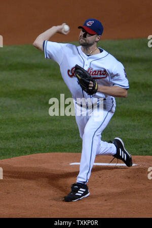 Cleveland Indians, die Krug Jack Westbrook wirft gegen die Boston Red Sox während Spiel drei der American League Championship Series im Jacobs Field in Cleveland am 15. Oktober 2007. (UPI Foto/Kevin Dietsch) Stockfoto